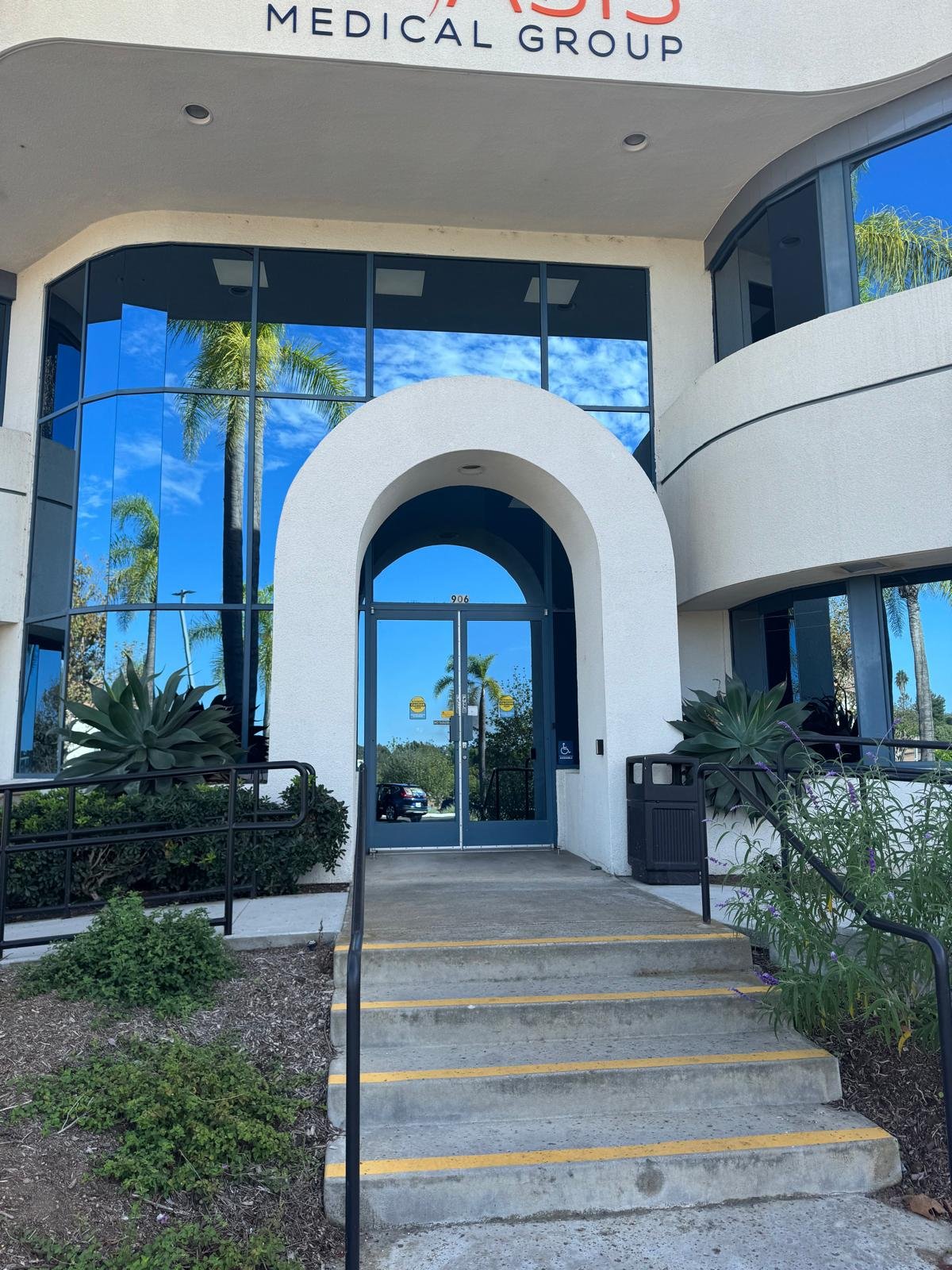 Oasis Medical Group clinic — Vista, CA (photo 10)